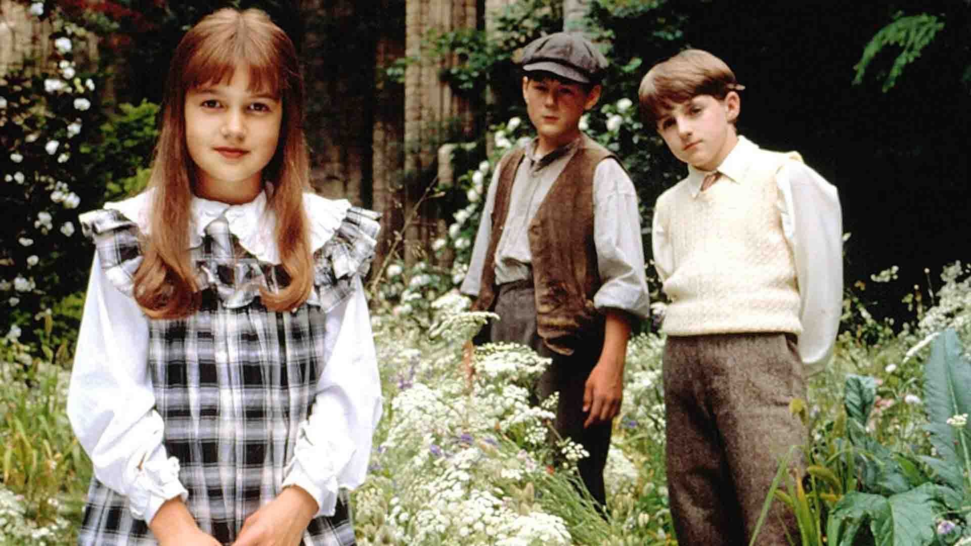 سه شخصیت اصلی فیلم The Secret Garden در باغ مخفی