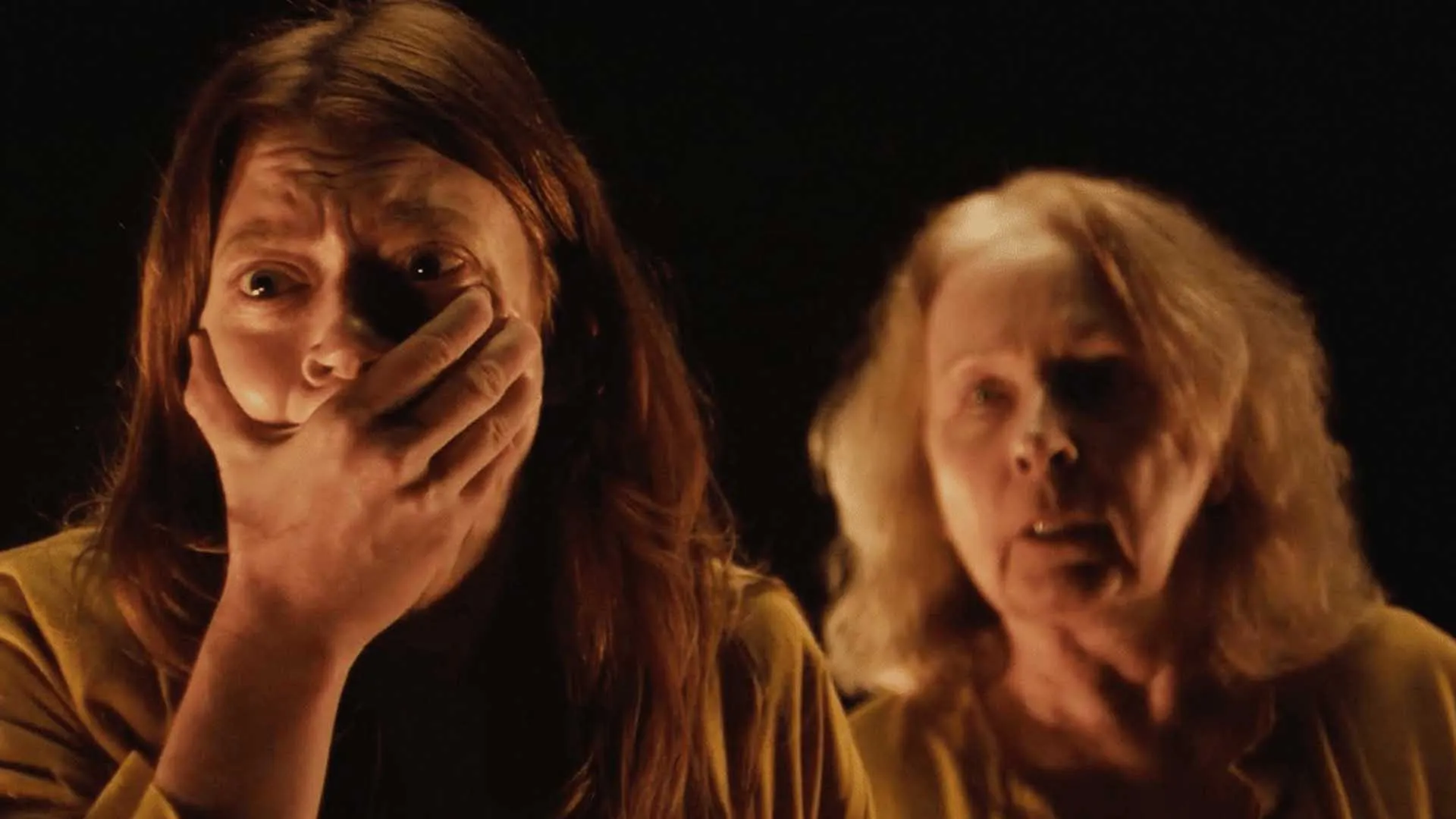 مادر و دختری ترسیده در فیلم The Surrender