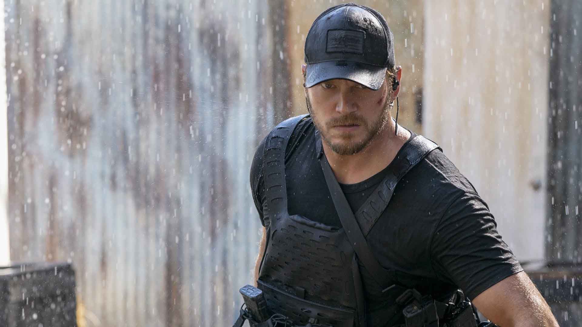 کریس پرت با جلیقه ضدگلوله زیر باران در سریال The Terminal List