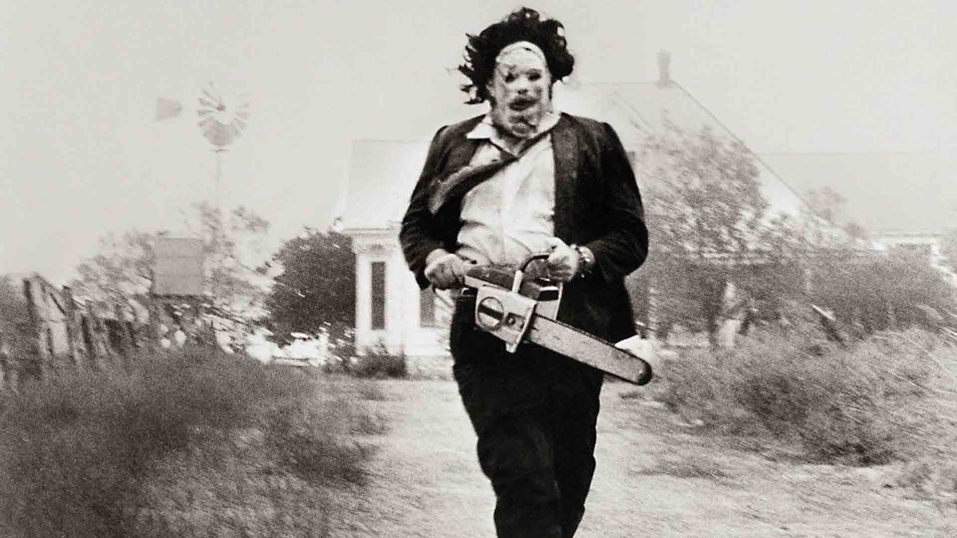 شخصیت شرور فیلم The Texas Chain Saw Massacre با اره برقی در حال دویدن