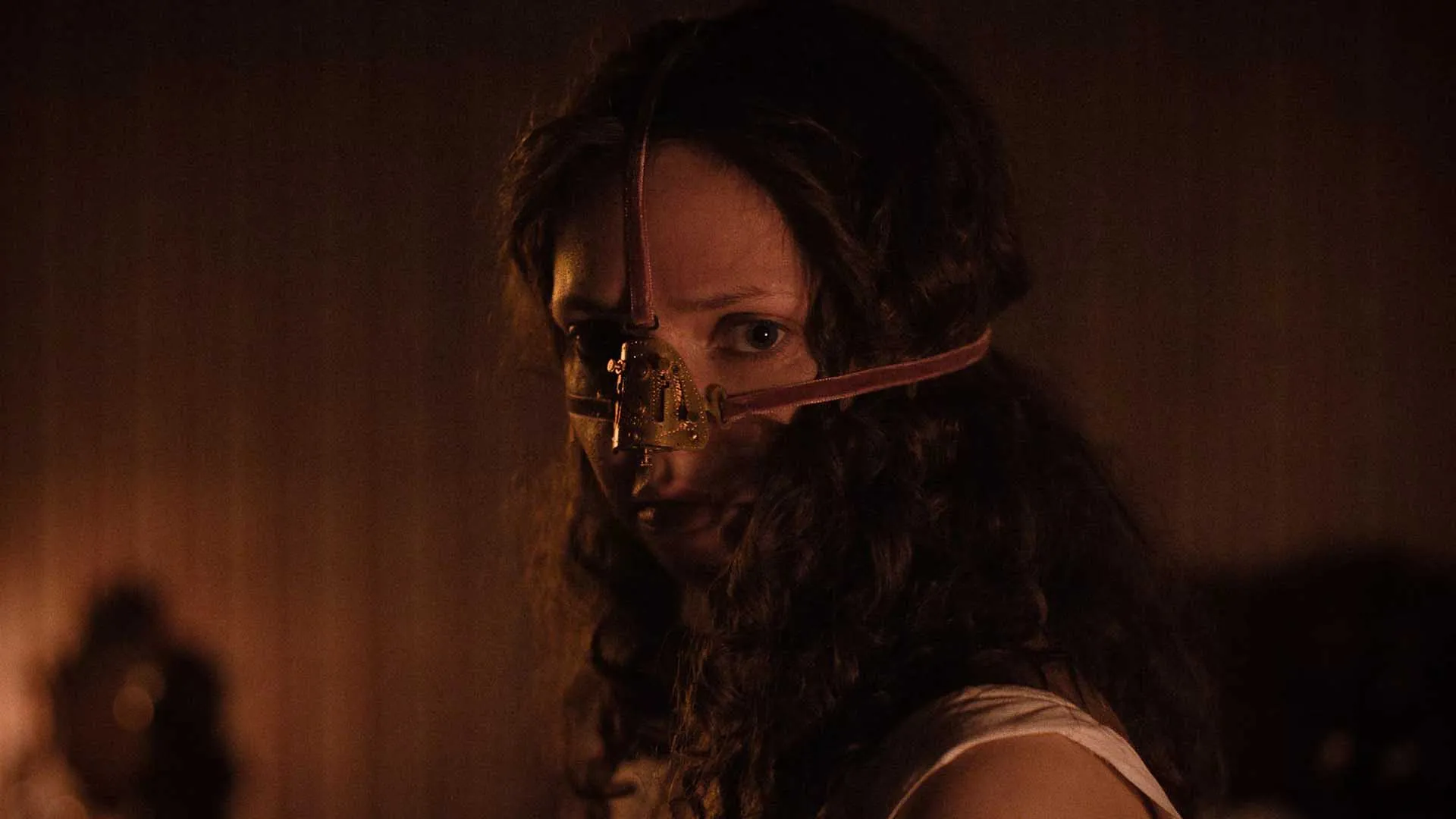 شخصیت اصلی فیلم The Ugly Stepsister با یک ابزار روی بینی