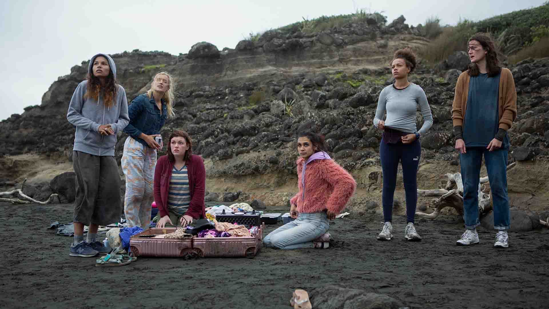 شخصیت‌های مختلف سریال The Wilds گیر افتاده در جزیره