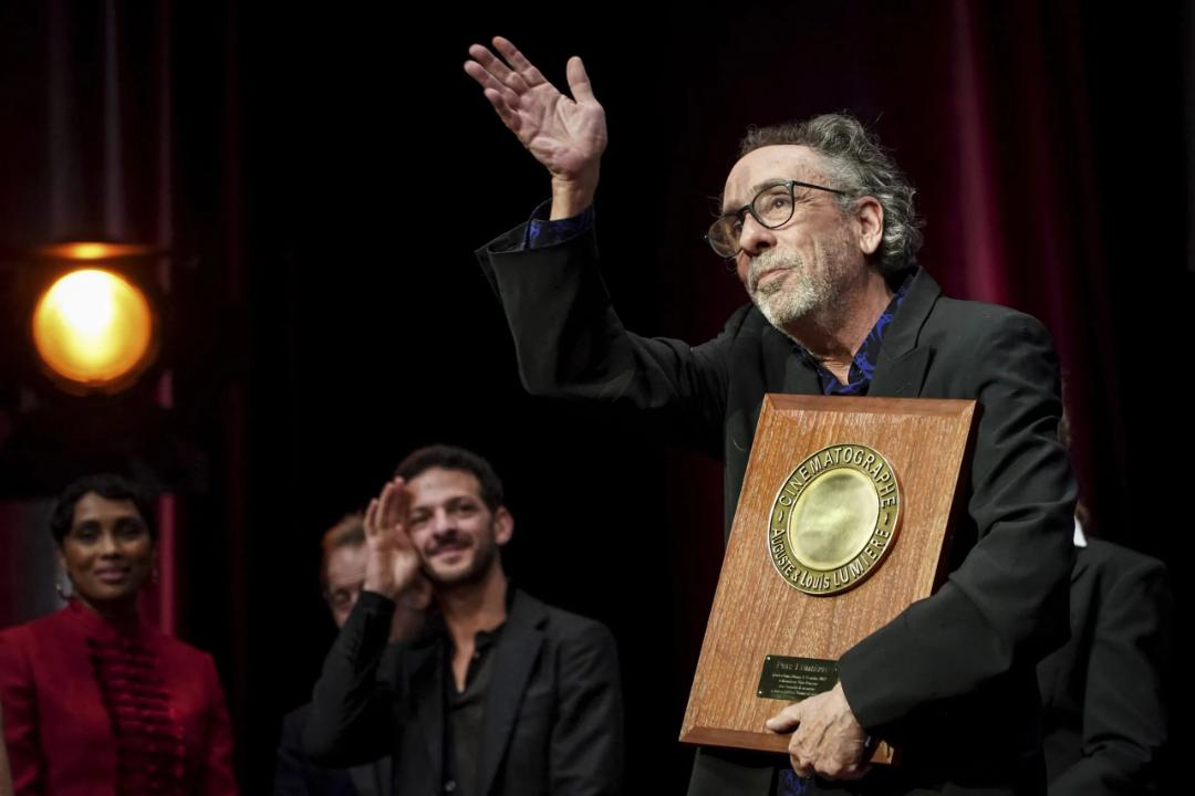 تیم برتون (Tim Burton) جایزه سینماتوگرافی لوئی لومیر را در مراسم اکران نگه داشته است