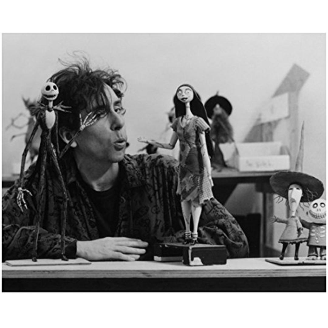 تیم برتون (Tim Burton) در کنار عروسک‌های شخصیت‌های انیمیشن خود