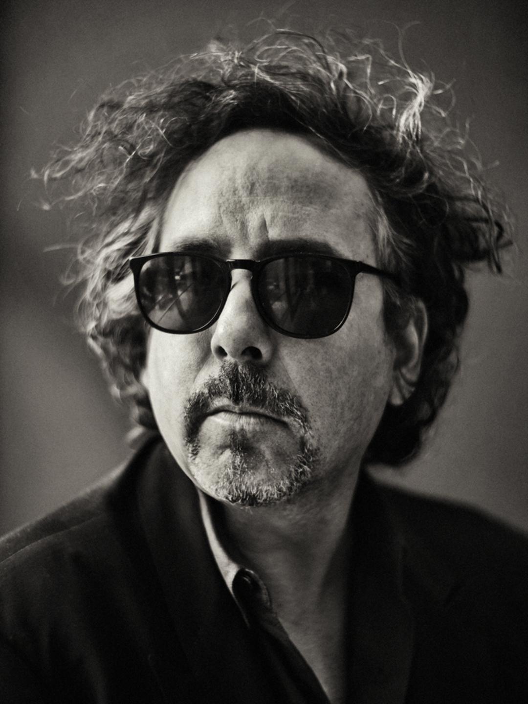 تیم برتون (Tim Burton) با عینک آفتابی و موهای آشفته