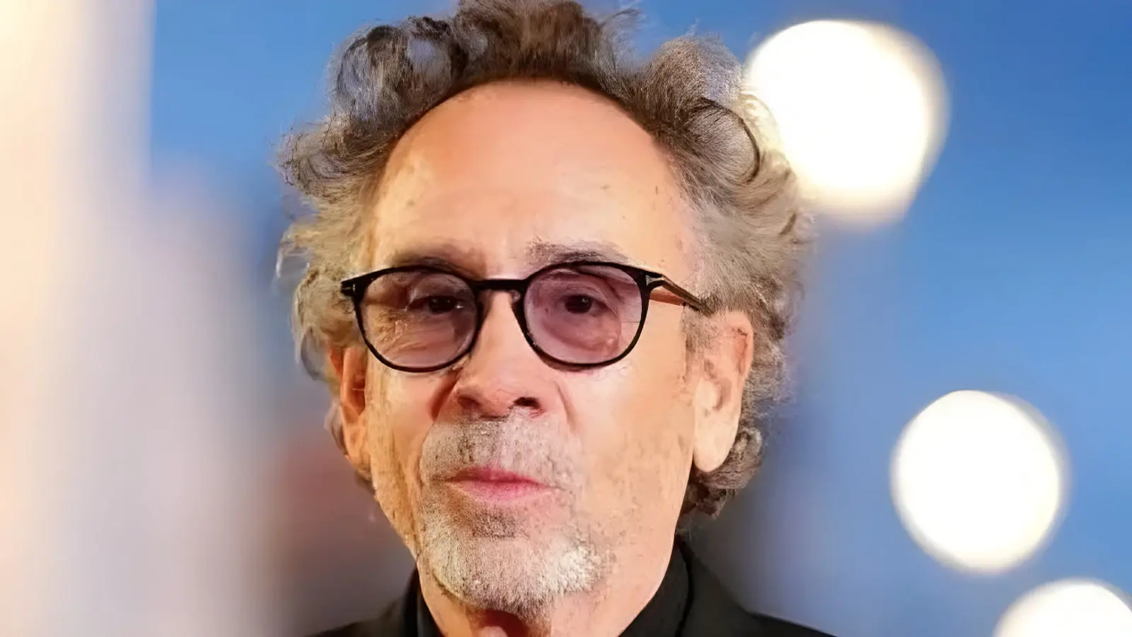 تیم برتون (Tim Burton) با عینک مشکی در یک رویداد