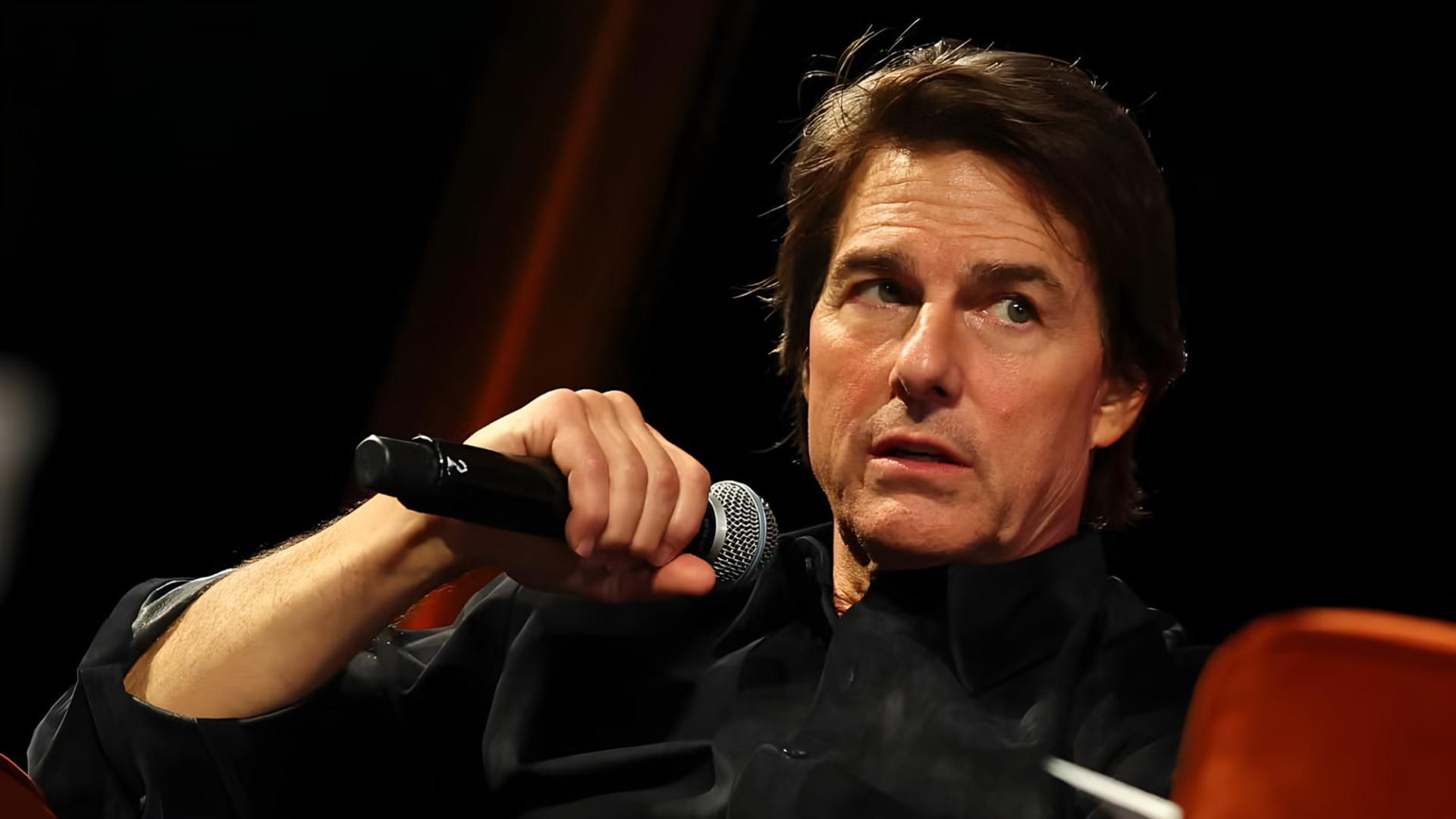 تام کروز (Tom Cruise) در حال صحبت با میکروفون در مراسم
