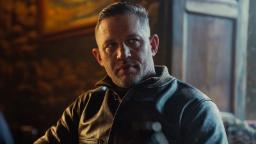 تام هاردی (Tom Hardy) در نقش هری داسوزا در فیلم MobLand