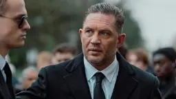 تام هاردی (Tom Hardy) با کت و پیراهن در سریال MobLand
