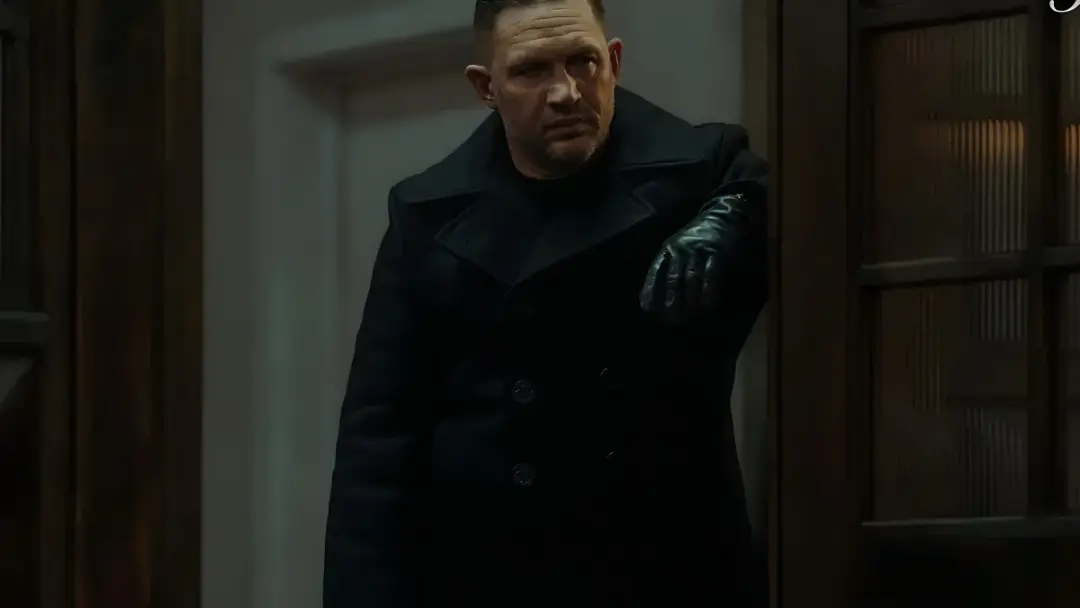 تام هاردی (Tom Hardy) با کت بلند مشکی در سریال MobLand