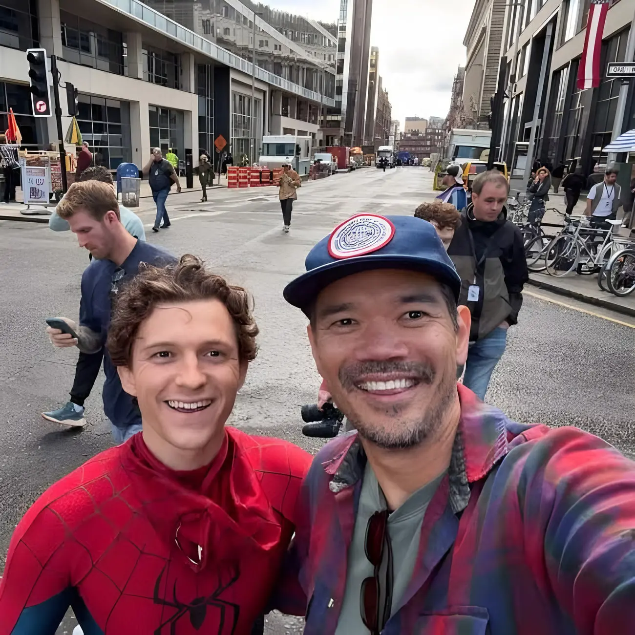 تام هالند (Tom Holland) در لباس مرد عنکبوتی در محل فیلمبرداری
