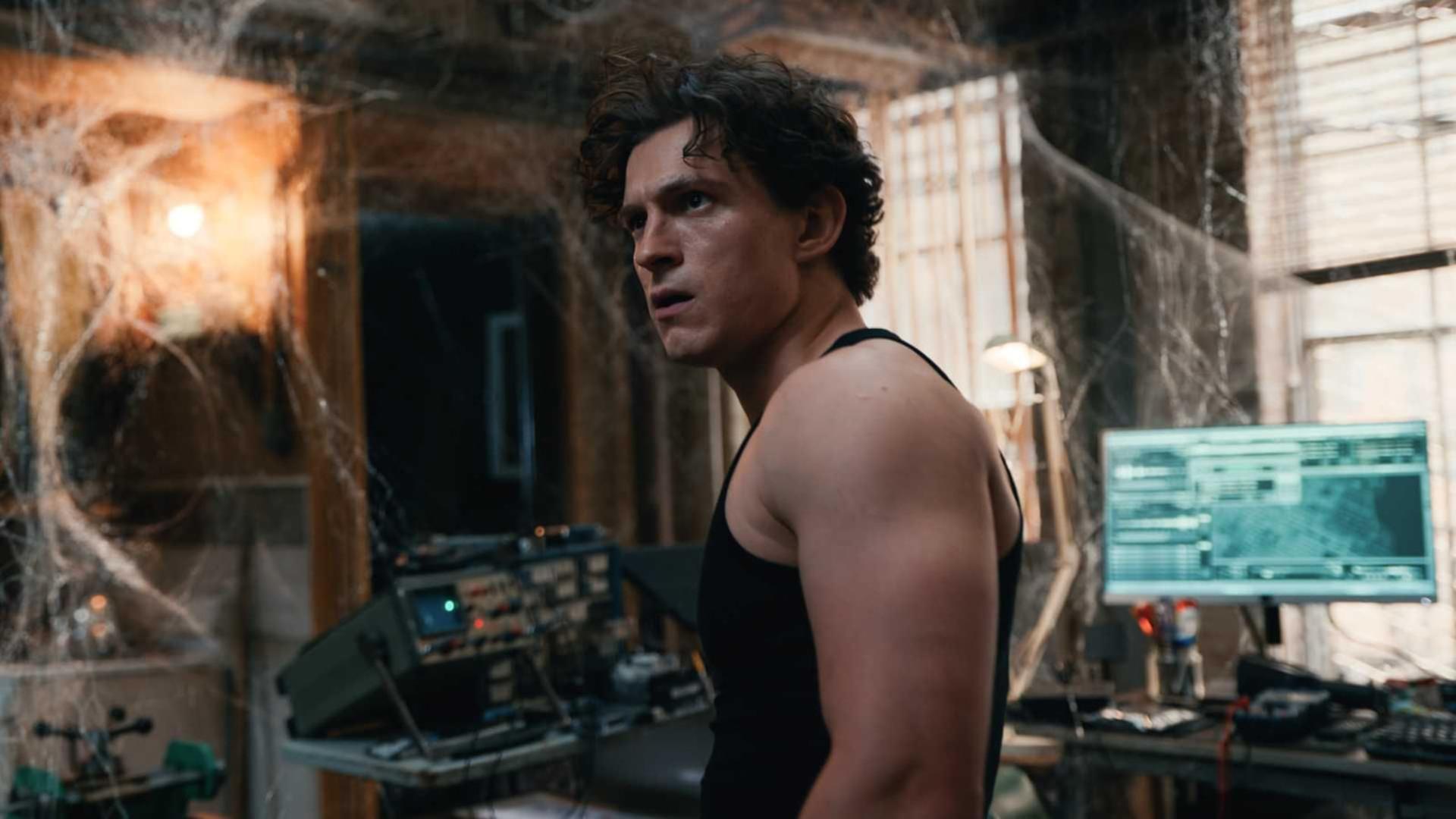 تام هالند (Tom Holland) در یک اتاق پر از تار عنکبوت