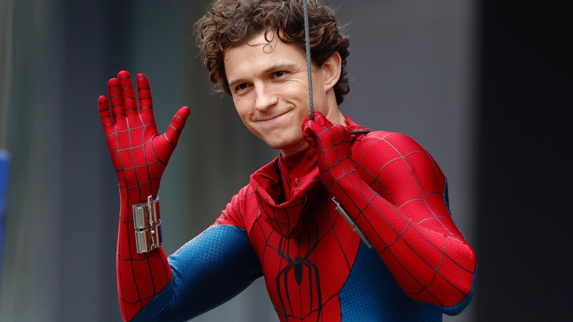 تام هالند در پشت صحنه فیلم مرد عنکبوتی ۴ دست تکان می‌دهد