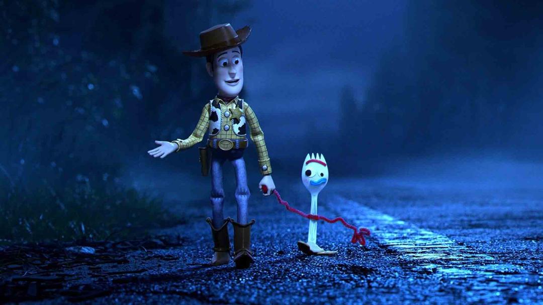اندی و فورکی در حال راه رفتن و صحبت کردن در انیمیشن Toy Story 4