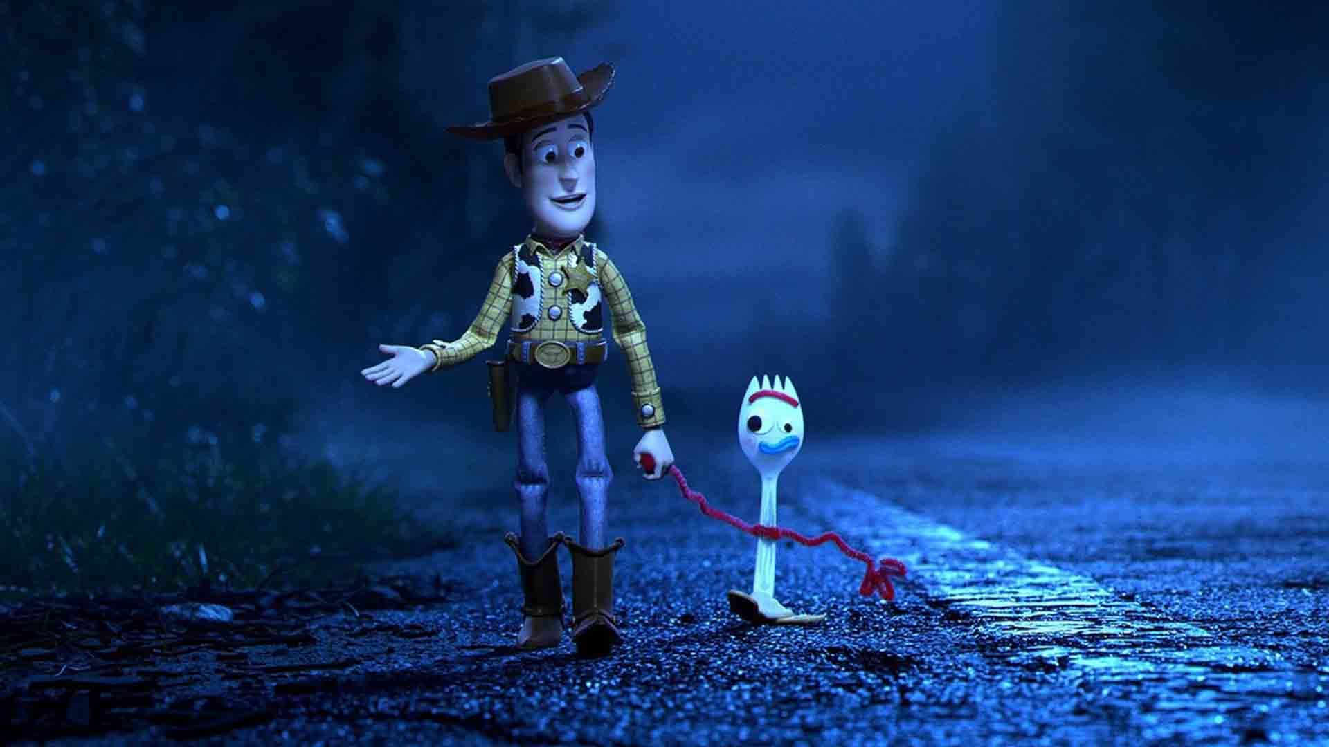 اندی و فورکی در حال راه رفتن و صحبت کردن در انیمیشن Toy Story 4