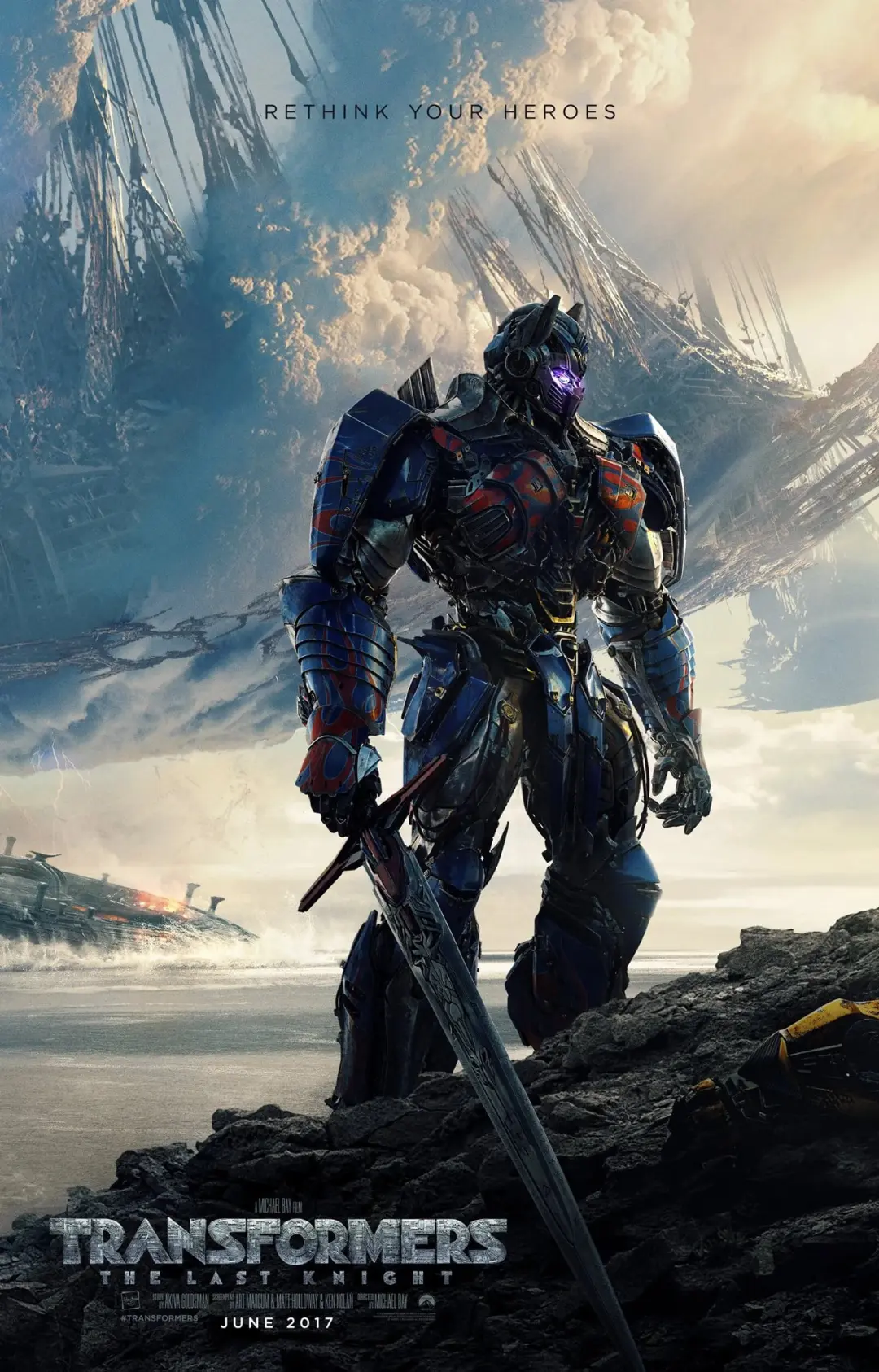 آپتیموس پرایم (Optimus Prime) با شمشیر در محیط جنگی