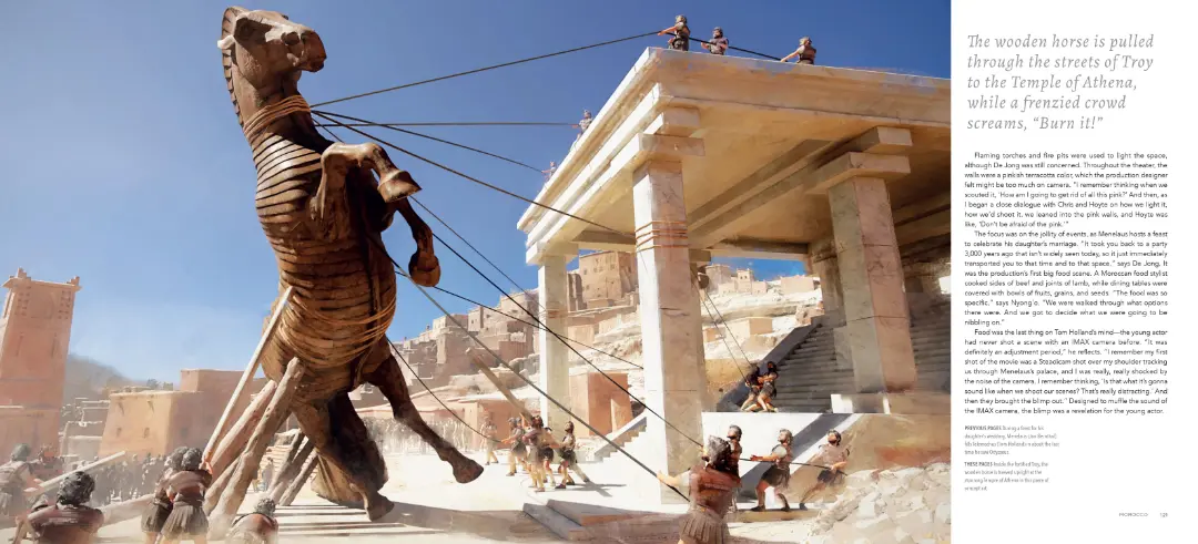اسب چوبی تروآ (Trojan Horse) در میان جمعیت در صحنه فیلم‌برداری
