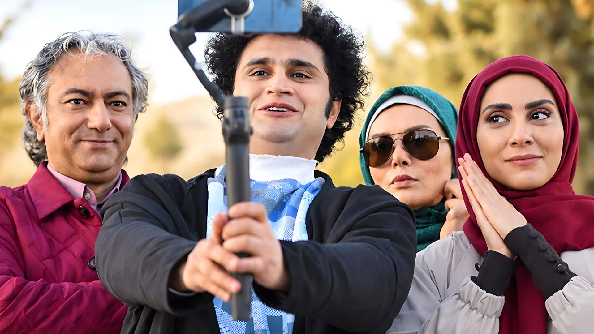 گروهی از عوامل تولید با دوربین و تجهیزات در فضای باز