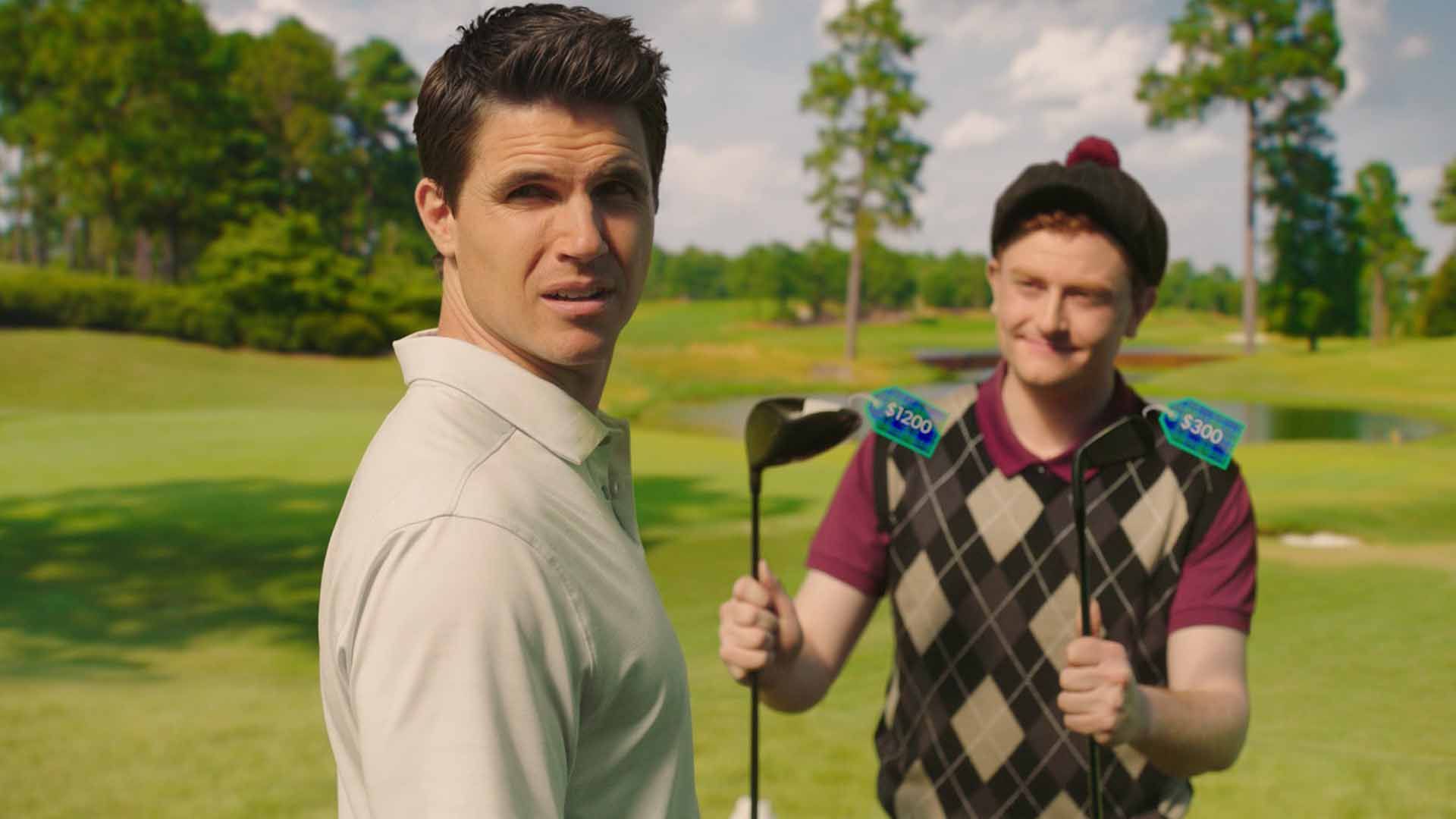 شخصیت اصلی سریال Upload در حال خرید چوب گلف