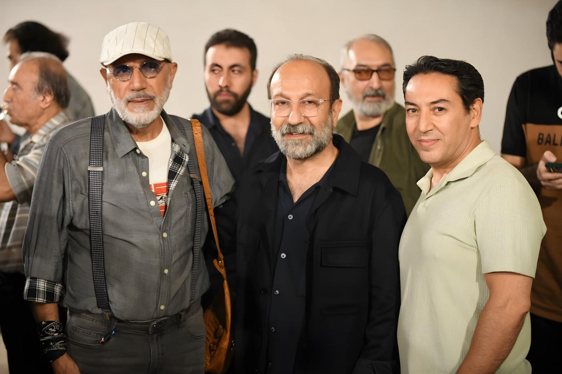 مجموعه‌ای از پیشکسوتان صدا با حضور فرهادی در یک مراسم
