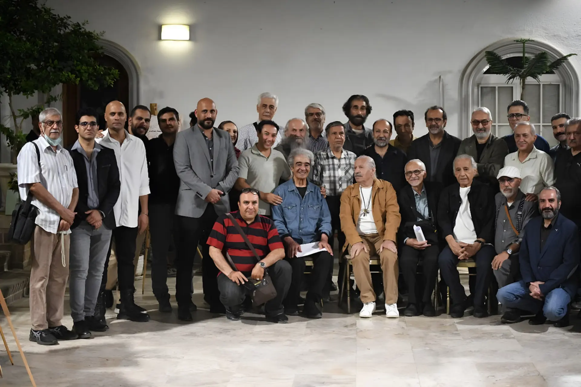 گروهی از پیشکسوتان صدا و آواز در مراسم یادبود فرهادی