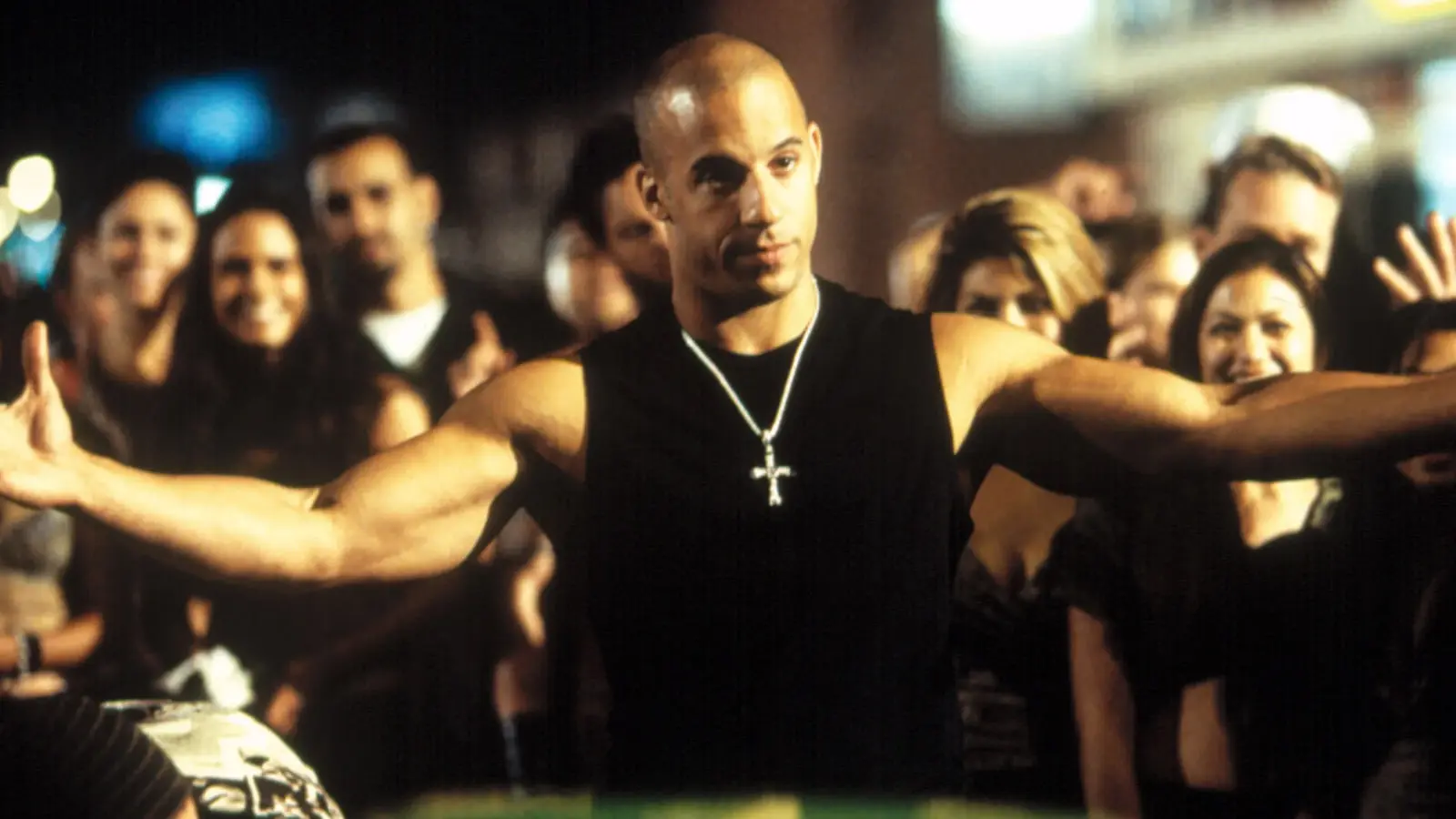 وین دیزل (Vin Diesel) در میان جمعیتی از مردم در فیلم سریع و خشن