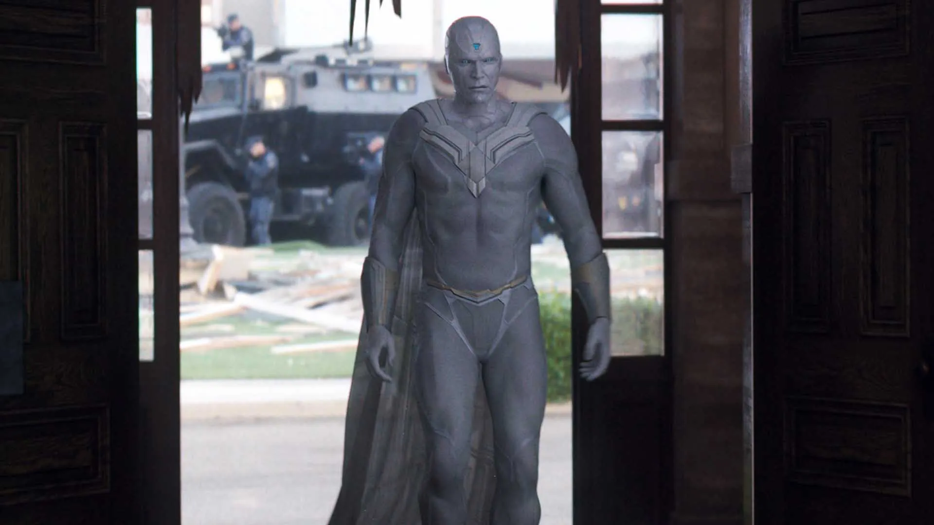 پل بتانی با لباس طوسی در سریال VisionQuest