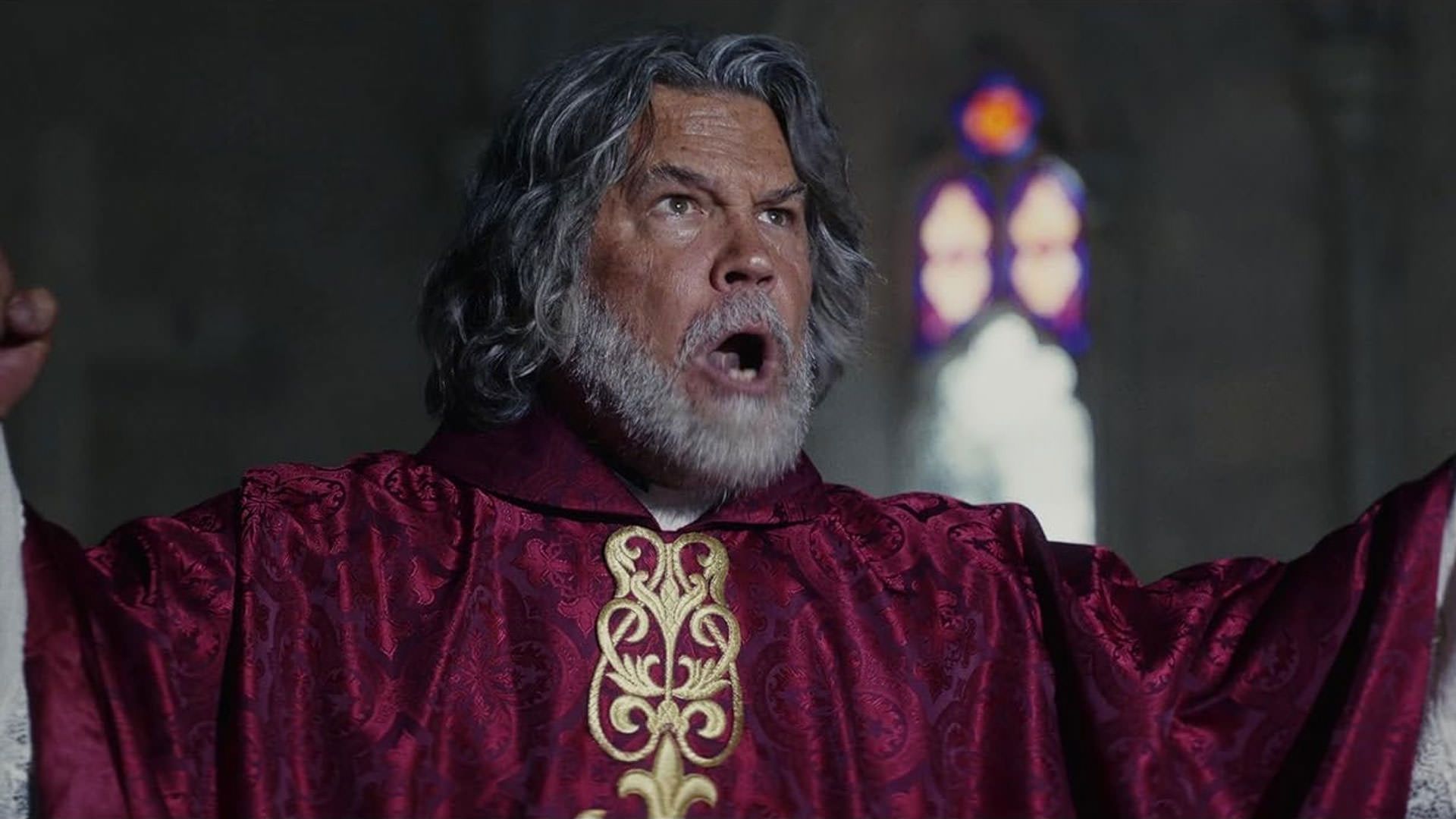 جاش برولین با لباس مذهبی در کلیسا سخنرانی میکند و فریاد میزند در نمایی از فیلم چاقوکشی: بیدار شو مرد مرده ریان جانسون