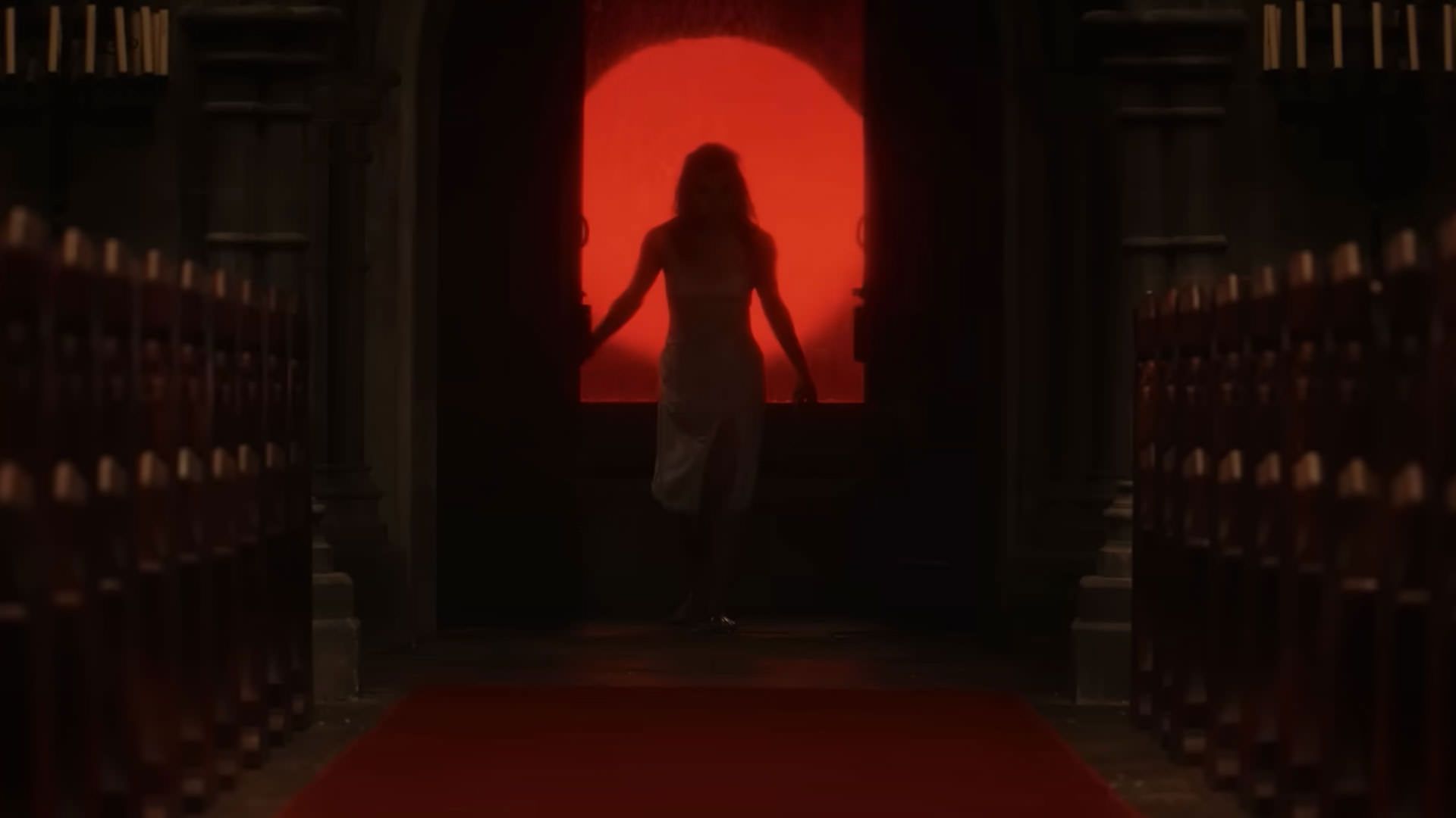 زنی در کلیسا را باز کرده است در حالی که ماهی خونین و سرخ در آسمان پشت سرش دیده می‌شود در نمایی از فیلم چاقوکشی: بیدار شو مرد مرده ریان جانسون