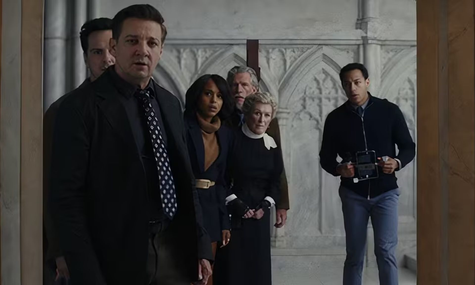 نگاه جرمی رنر در فیلم Wake Up Dead Man