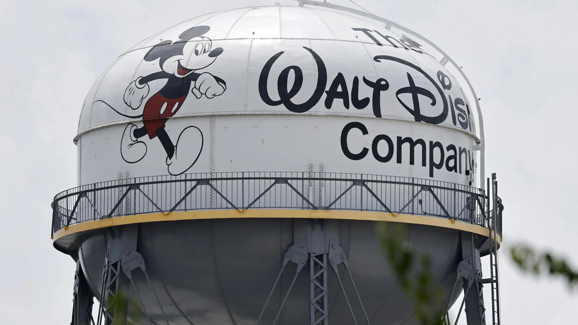 لوگوی شرکت والت دیزنی (The Walt Disney Company) روی مخزن آب