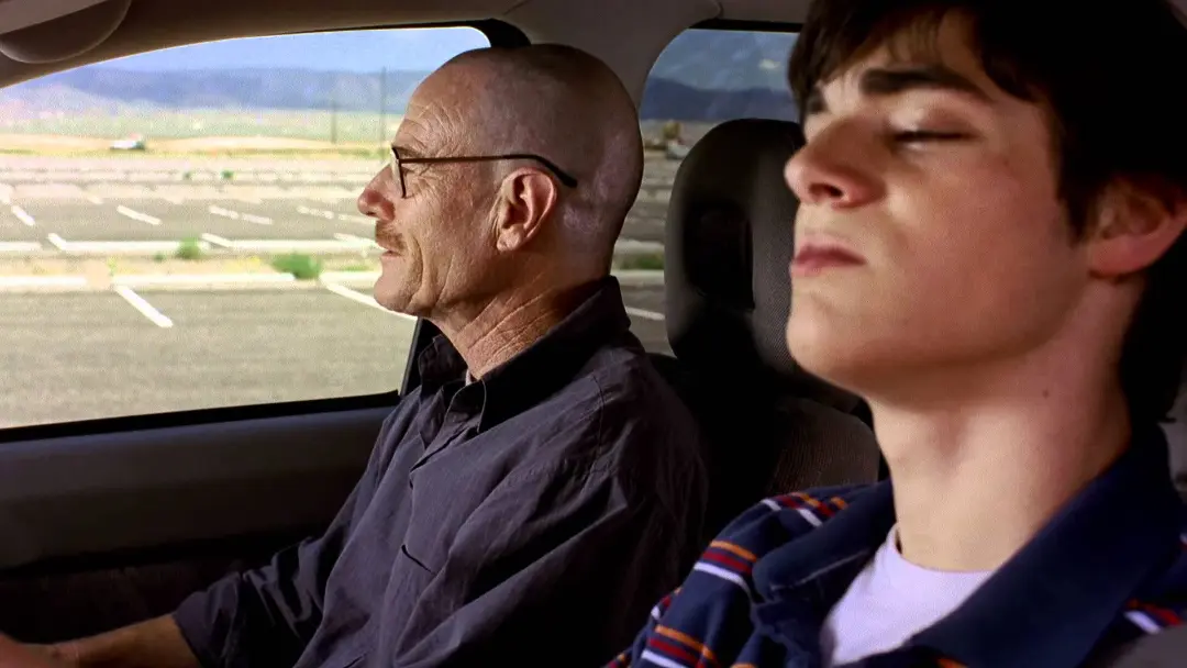 والتر وایت (Walter White) و پسرش در داخل خودرو در صحنه سریال بریکینگ بد