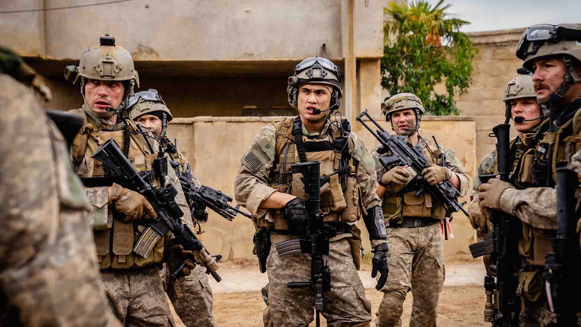 بازیگران مختلف فیلم Warfare با لباس‌های جنگی