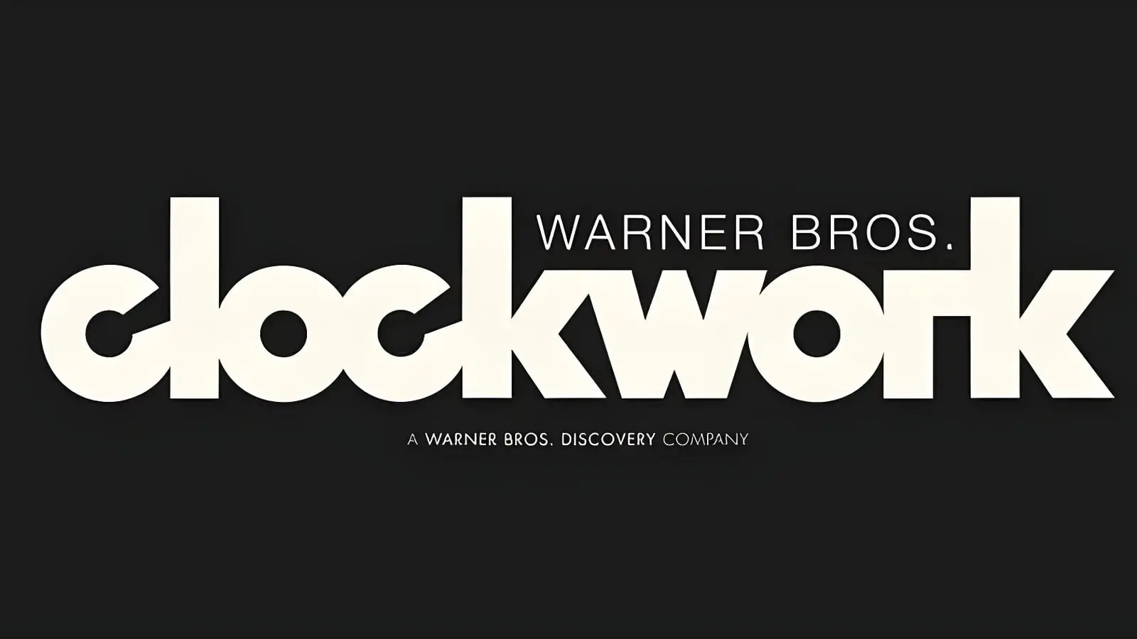 لوگوی سفید رنگ برند کلاک‌ورک (Clockwork) متعلق به شرکت وارنر برادرز (Warner Bros.)