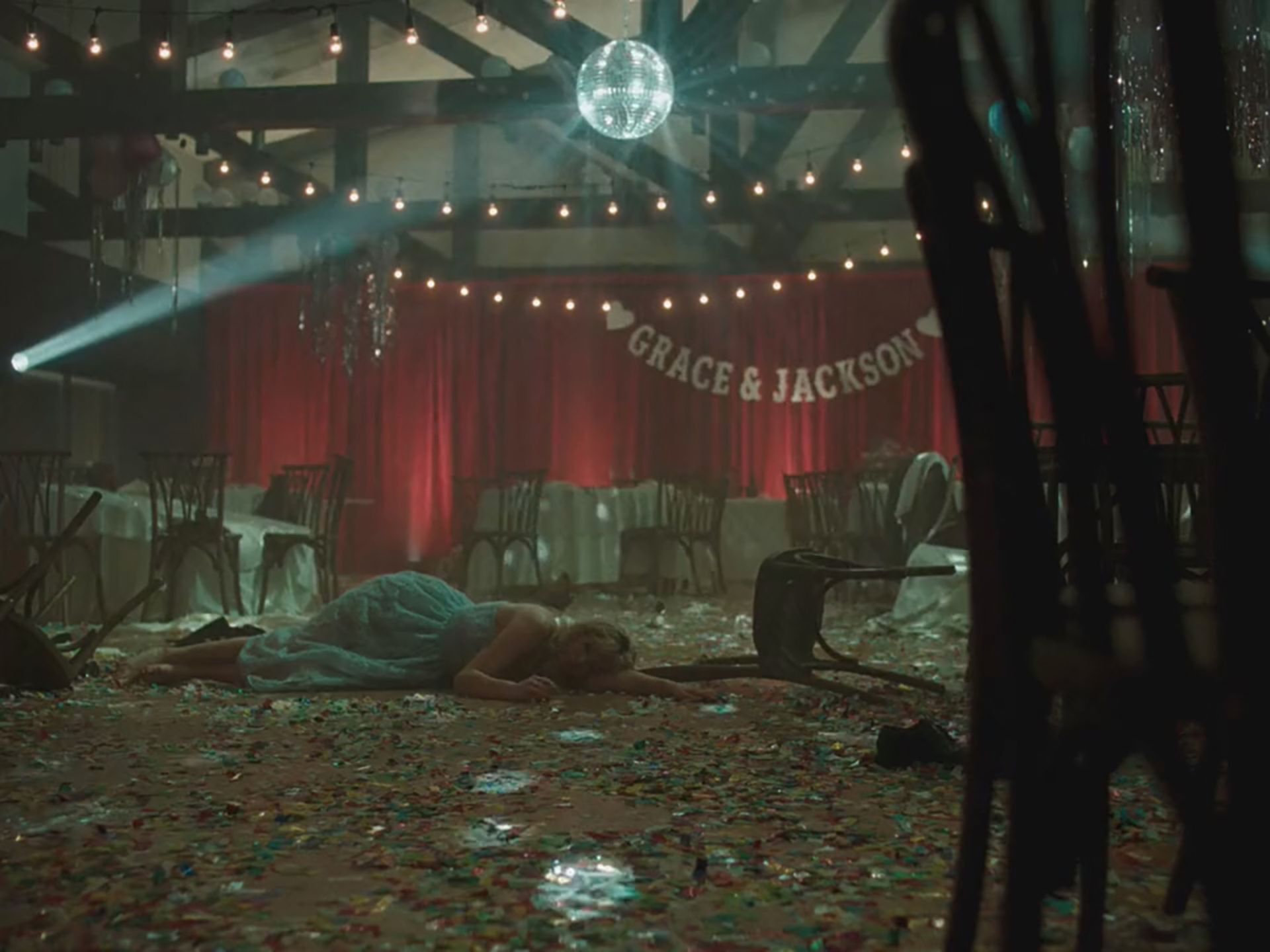 نمایی از فیلم بمیر عشق من