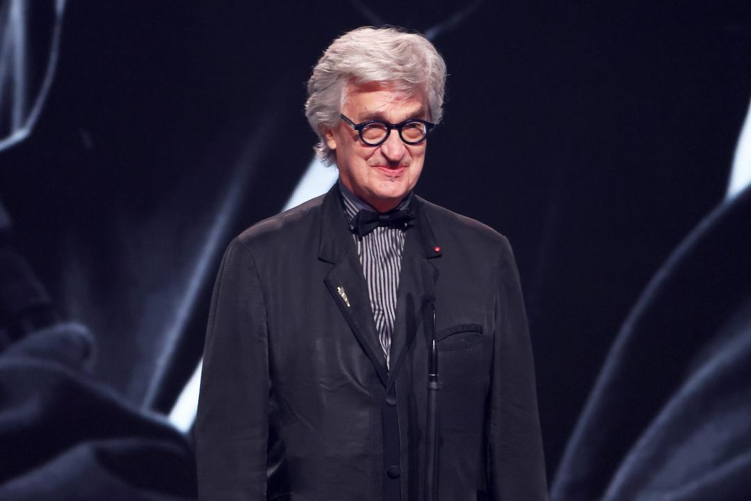 ویم وندرس (Wim Wenders) با عینک سیاه در یک مراسم رسمی