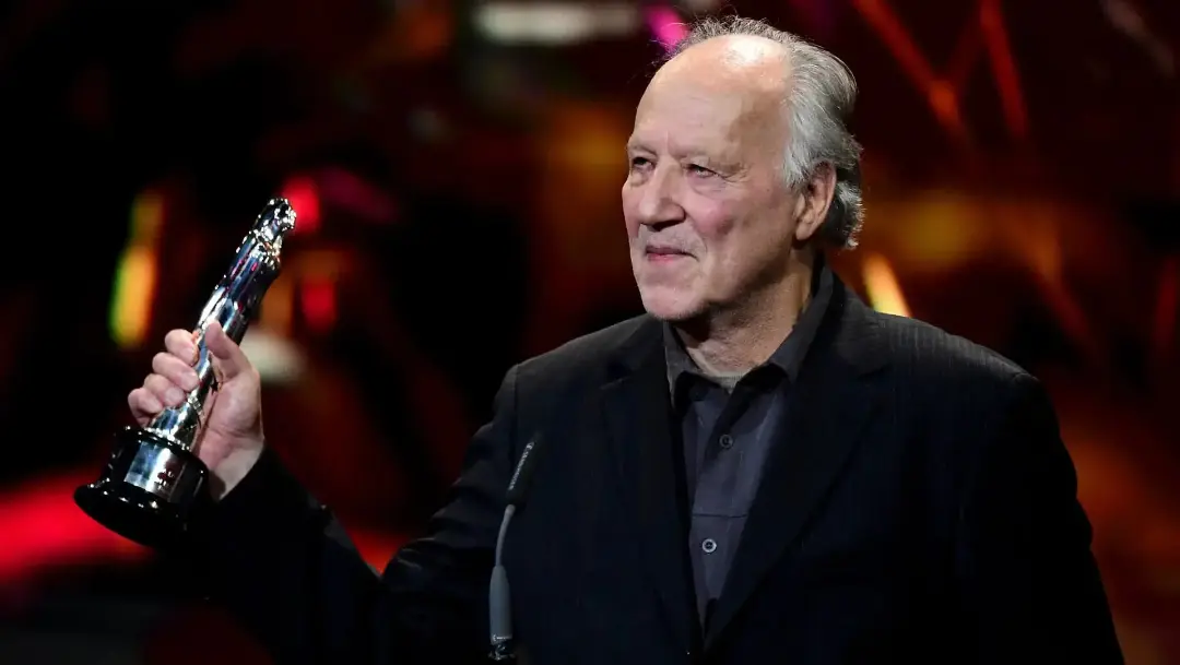 ورنر هرتزوگ (Werner Herzog) جایزه سینمایی برلین را در دست دارد