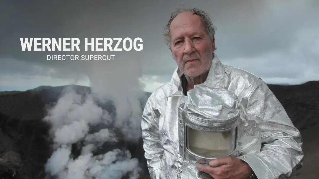 ورنر هرتزوگ (Werner Herzog) با لباس محافظ در کنار یک دهانه آتشفشانی