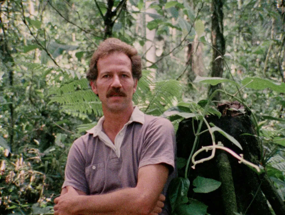 ورنر هرتزوگ (Werner Herzog) در میان پوشش گیاهی انبوه جنگل