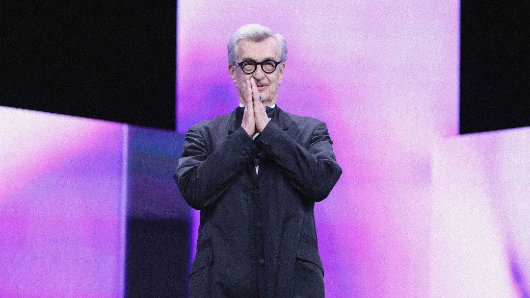 ویم وندرس (Wim Wenders) با عینک سیاه در حال تشکر از حضار