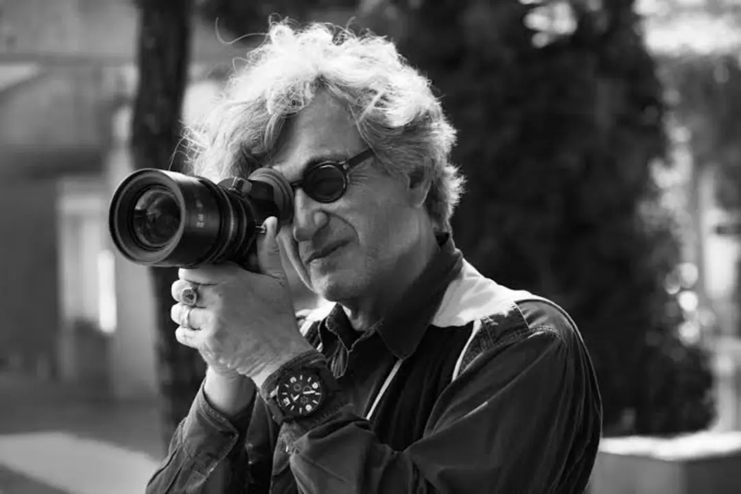 ویم وندرس (Wim Wenders) با دوربین عکاسی در فضای باز