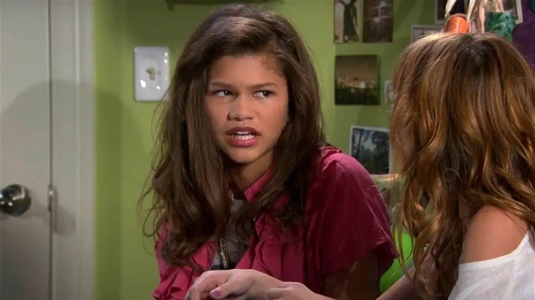 زندایا (Zendaya) در حال صحبت با یک دختر در اتاق