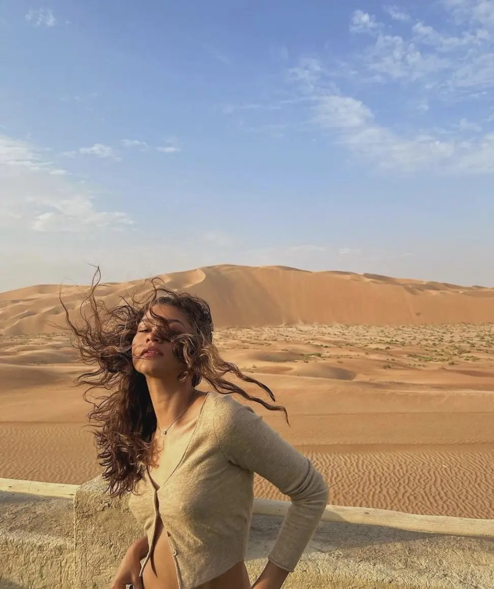 زندایا (Zendaya) در میان تپه‌های شنی بیابان