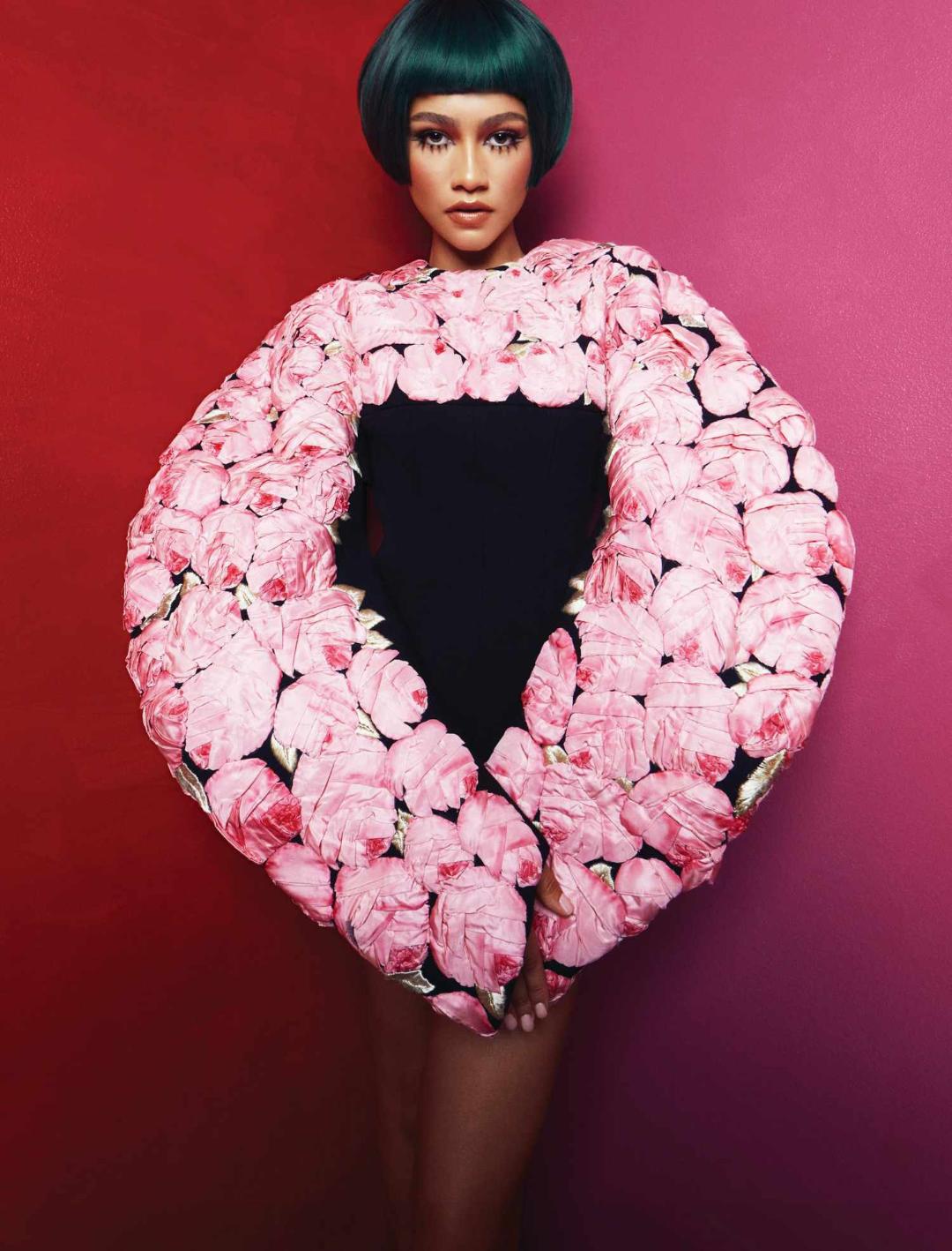 زندایا (Zendaya) با لباس مشکی و پوشش گل‌های صورتی در استودیوی عکاسی