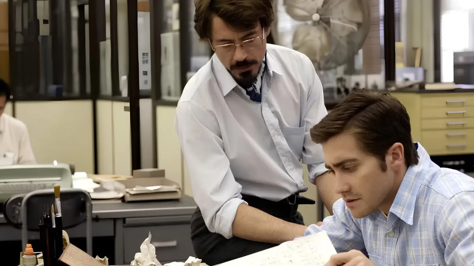 جیک جیلنهال (Jake Gyllenhaal) و رابرت داونی جونیور (Robert Downey Jr.) در دفتر کار